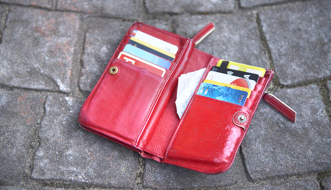 What To Do When You Lose Your Wallet? 11 Steps To Take