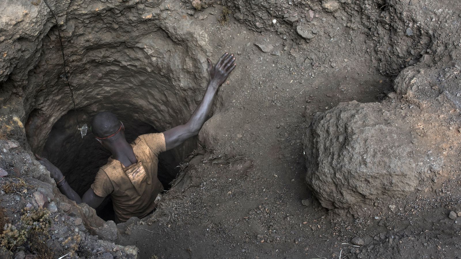 iPhone mineral miners of Africa use bare hands | Daily Mail Online